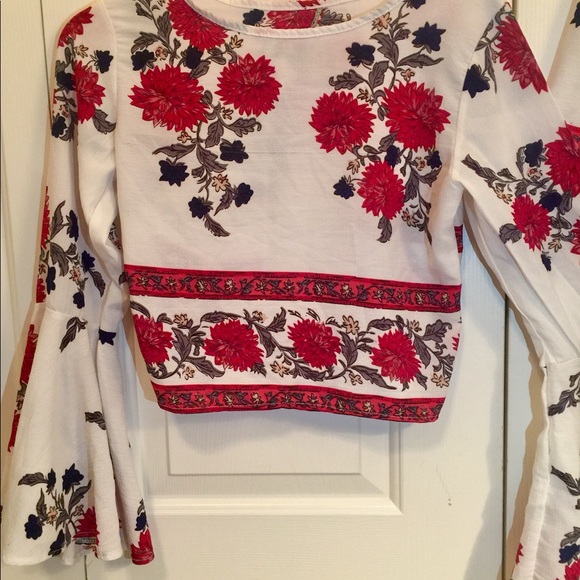 White/Rose patterned top and matching short set - Picture 1 of 3